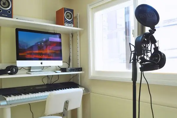 自由が丘校の清潔なボイトレ・レッスンルーム