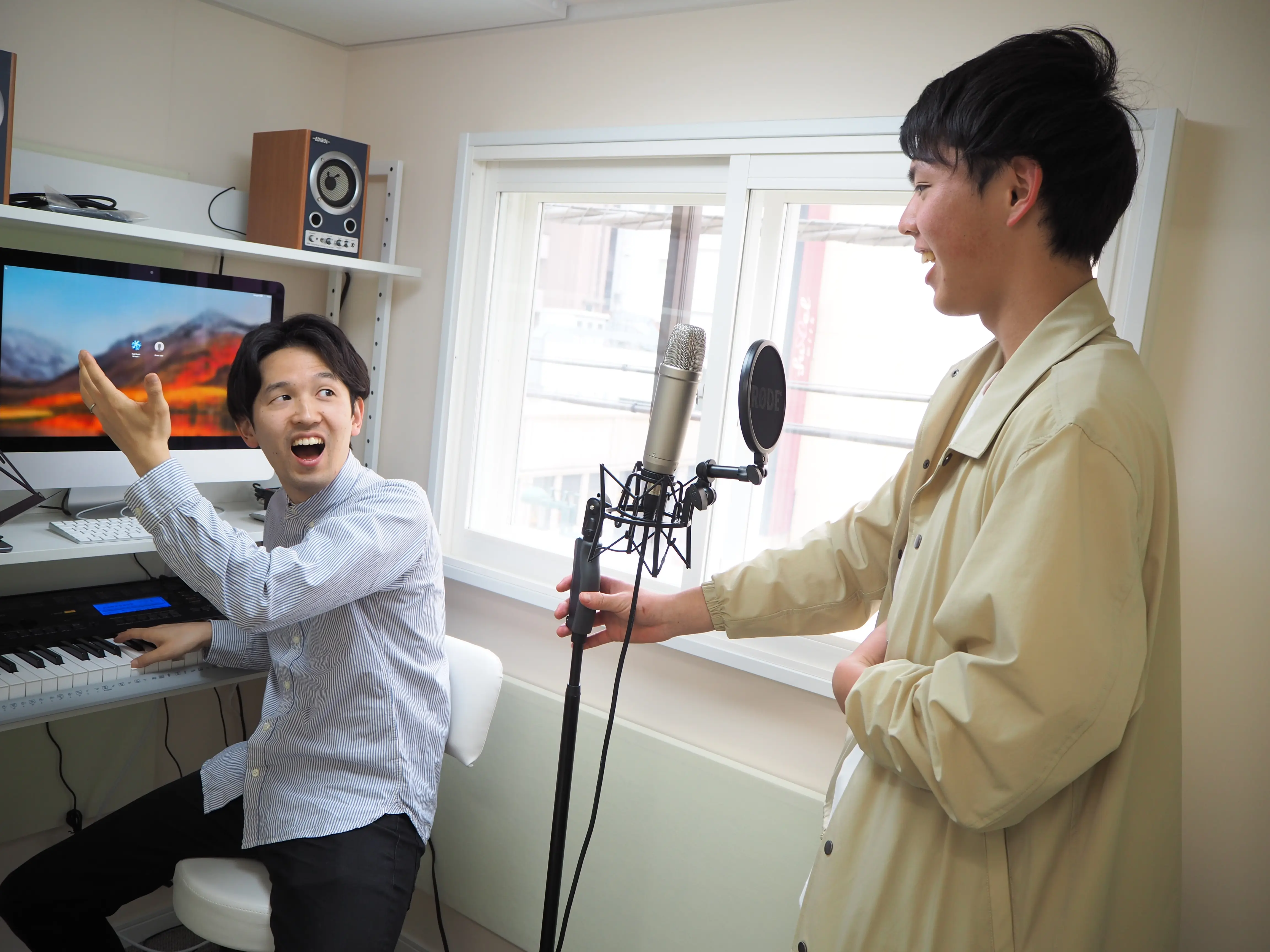 自由が丘でボイストレーニングをする男性講師の写真
