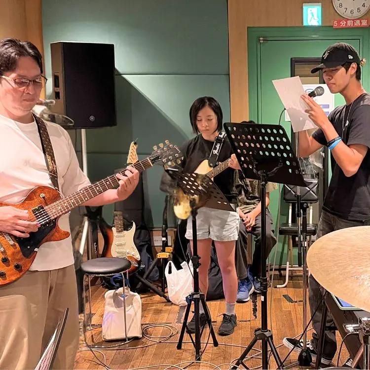 自由が丘で講師とバンドセッションを楽しむ生徒